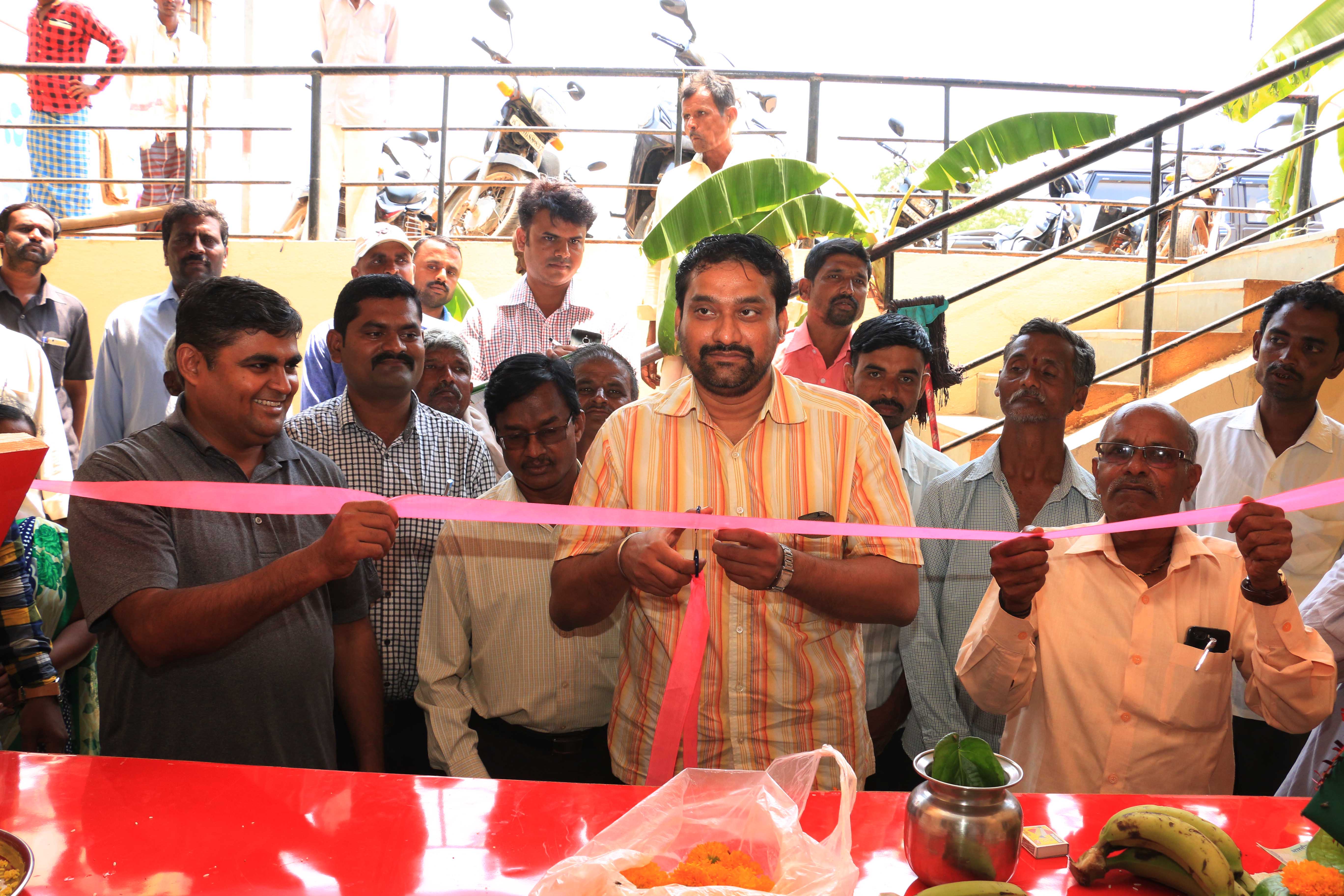 Mahadev, District Deputy Manager, NABARD inaugurating the Farmers' Mart at Hulgur